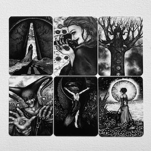 Może przedstawiać: Sześć czarno-białych kart tarota z r&oacute;żnymi obrazami. Karty przedstawiają postać idącą przez drzwi, kobietę trzymającą monety, postać w drzewie, błazna, postać z skrzydłami i kobietę idącą po polu.