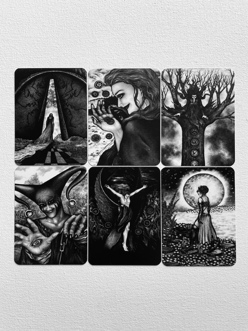 Może przedstawiać: Sześć czarno-białych kart tarota z r&oacute;żnymi obrazami. Karty przedstawiają postać idącą przez drzwi, kobietę trzymającą monety, postać w drzewie, błazna, postać z skrzydłami i kobietę idącą po polu.