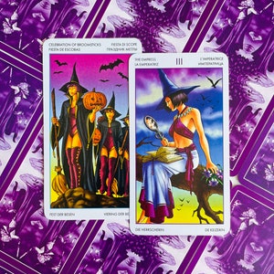 Peut inclure: Deux cartes de tarot, l'une repr&eacute;sentant trois sorci&egrave;res avec des balais et des citrouilles, et l'autre montrant une femme en robe bleue assise sur une branche avec un livre et un miroir. Les cartes sont des jeux "L'Imp&eacute;ratrice" et "C&eacute;l&eacute;bration des balais".