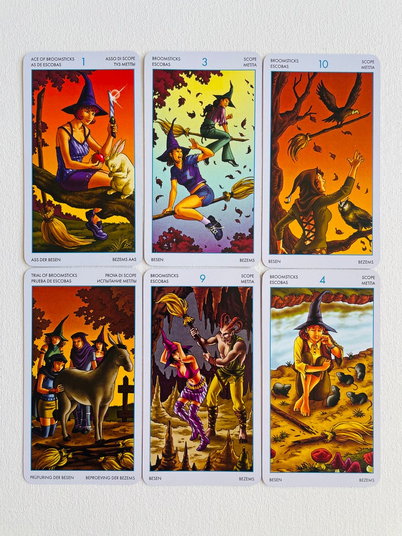 Peut inclure: Un jeu de dix cartes de tarot illustrant des sorci&egrave;res, des balais et d'autres images magiques. Les cartes sont num&eacute;rot&eacute;es 1, 3, 4, 9 et 10. Les cartes font partie d'un jeu de tarot appel&eacute; "Broomsticks".