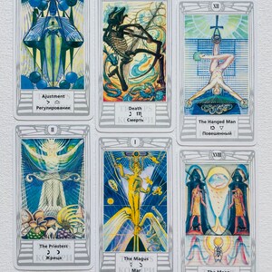 Pu&ograve; includere: Un set di dieci carte dei tarocchi con illustrazioni colorate e testo in russo e inglese. Le carte sono dei Major Arcana e includono L'Impiccato, La Sacerdotessa, Il Mago, La Luna, La Morte e L'Adattamento.