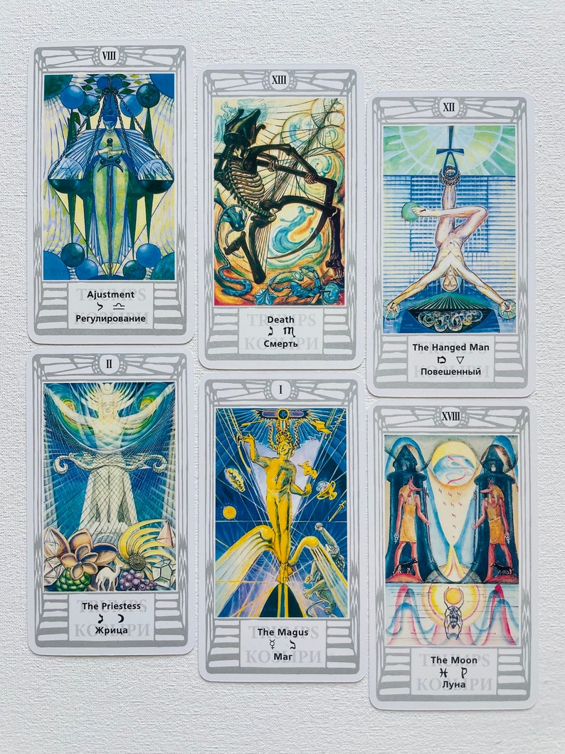 Pu&ograve; includere: Un set di dieci carte dei tarocchi con illustrazioni colorate e testo in russo e inglese. Le carte sono dei Major Arcana e includono L'Impiccato, La Sacerdotessa, Il Mago, La Luna, La Morte e L'Adattamento.