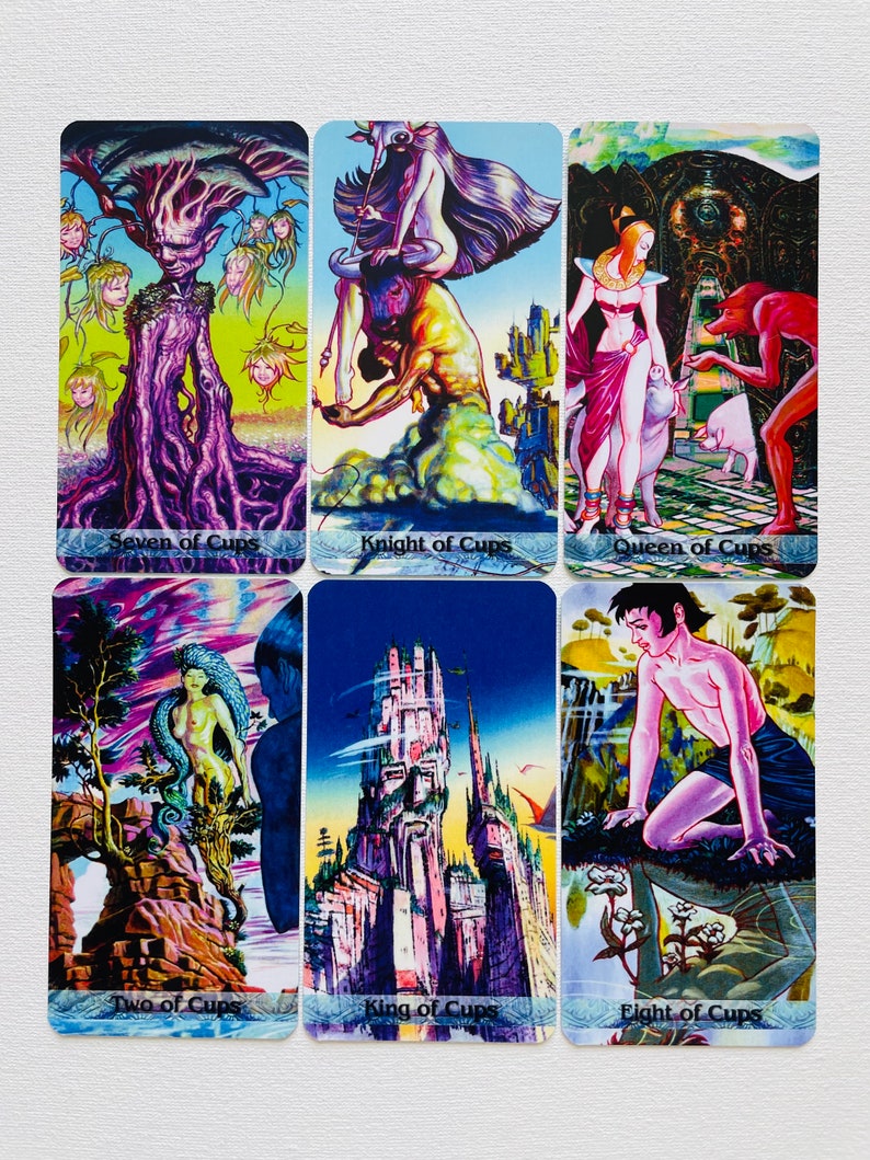 K&ouml;nnte beinhalten: Ein Satz von sechs Tarotkarten, die Szenen aus der Cups-Suite darstellen. Die Karten sind mit farbenfrohen, fantasievollen Bildern illustriert und tragen die Namen "Sieben der Kelche", "Ritter der Kelche", "K&ouml;nigin der Kelche", "Zwei der Kelche", "K&ouml;nig der Kelche" und "Acht der Kelche".