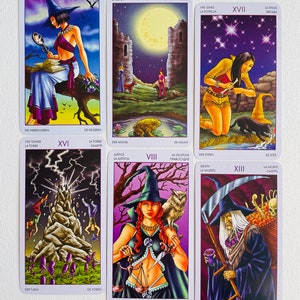 Peut inclure: Jeu de cartes de tarot avec des illustrations color&eacute;es de sorci&egrave;res et de sc&egrave;nes magiques. Les cartes sont num&eacute;rot&eacute;es en chiffres romains et comprennent des titres en anglais, espagnol, allemand, italien et polonais.