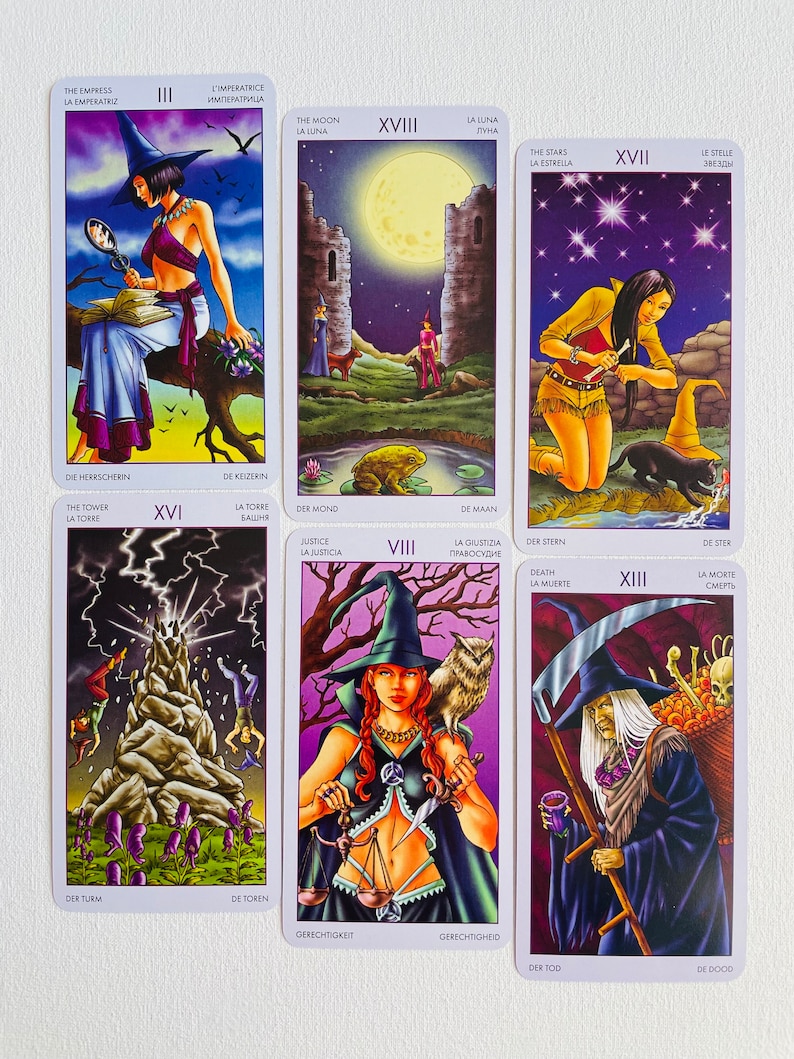 Peut inclure: Jeu de cartes de tarot avec des illustrations color&eacute;es de sorci&egrave;res et de sc&egrave;nes magiques. Les cartes sont num&eacute;rot&eacute;es en chiffres romains et comprennent des titres en anglais, espagnol, allemand, italien et polonais.