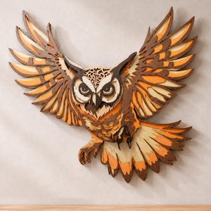 Può includere: Un'opera d'arte da parete in legno a più strati che raffigura un gufo in volo con le ali spiegate. Il design presenta intagli complessi nelle tonalità del marrone scuro, arancione chiaro e crema, creando un effetto dimensionale con profondità.