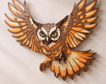 Puede incluir: Una pieza de arte mural de madera multicapa que representa un búho en vuelo con las alas extendidas. El diseño presenta recortes intrincados en tonos marrón oscuro, naranja claro y crema, creando un efecto dimensional con profundidad y textura.