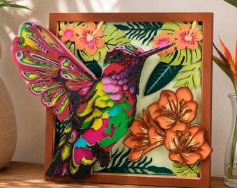 Pode incluir: Uma peça de arte de parede em madeira multicamadas com um beija-flor vibrante em tons de rosa, amarelo e verde, rodeado por flores de hibisco laranja e folhas tropicais verdes, dentro de uma moldura quadrada de madeira castanha.
