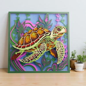 Puede incluir: Una obra de arte en papel en capas que representa una tortuga marina nadando en un entorno submarino. La tortuga tiene un caparazón marrón y verde, con piel verde y crema. El fondo es azul con algas rosas y verdes, todo dentro de un marco verde.
