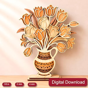 Può includere: Un ritaglio in legno a strati raffigurante un bouquet di tulipani in un vaso decorativo. Il design presenta tonalità di legno chiare e scure con intricati motivi geometrici sul vaso. Il testo Digital Download, 3 mm e 4 mm sono visibili.