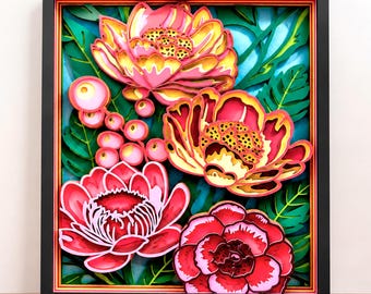 Könnte beinhalten: Ein mehrschichtiges Papierkunstwerk in einem schwarzen Rahmen mit vier verschiedenen Blumendesigns in Rosa-, Rot- und Gelbtönen. Die Komposition umfasst grünes Blattwerk und kleine kreisförmige beerenartige Elemente vor einem hellblauen Hintergrund.