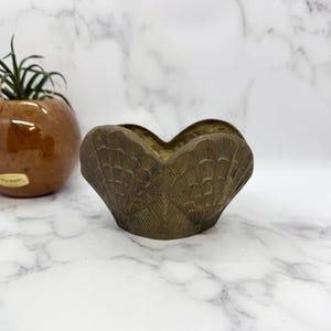 Pequeña jardinera vintage de latón con forma de concha