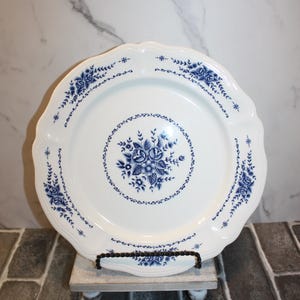 Bandeja de hierro Mayhill Federalism de 30 cm con diseño floral azul sobre blanco