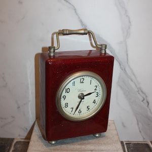 Reloj vintage Westlane Southwark a pilas con acabado rojo intenso brillante y herrajes plateados
