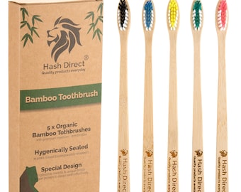 Könnte beinhalten: Ein Set aus fünf Bambuszahnbürsten mit farbigen Borsten in Schwarz, Blau, Gelb, Grün und Pink sowie einer Pappschachtel mit der Aufschrift Hash Direct Bamboo Toothbrush, 5 x Organic Bamboo Toothbrushes und Hygenically Sealed.