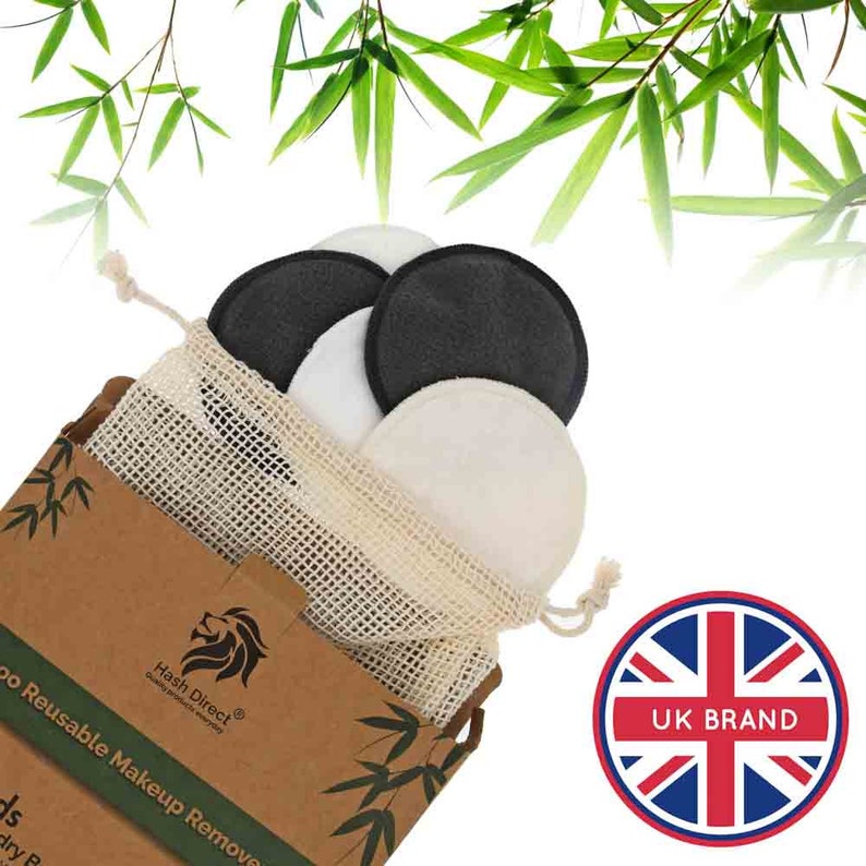 K&ouml;nnte beinhalten: Ein Set wiederverwendbarer Make-up-Entferner-Pads in einem wei&szlig;en Netzbeutel. Die Pads sind schwarz und wei&szlig; und bestehen aus weichem, saugf&auml;higem Material. Der Beutel hat einen Kordelverschluss und ist aus Naturfasern gefertigt. Das Produkt ist in einer braunen Pappbox mit Bambusdesign und dem Text "Hash Direct" und "100 wiederverwendbare Make-up-Entferner-Pads" verpackt.