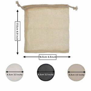 K&ouml;nnte beinhalten: Ein Set aus drei runden, wei&szlig;en Wattepads zum Abschminken, einem schwarzen Aktivkohle-Abschminkpad und einem beigefarbenen Netzbeutel mit Kordelzug. Der Beutel misst 17,5 cm x 16,5 cm. Jedes Pad hat einen Durchmesser von 8,3 cm.