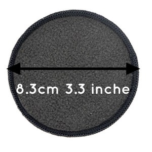 K&ouml;nnte beinhalten: Ein schwarzer runder Stoffkreis mit wei&szlig;em Rand und dem aufgedruckten Text "8.3cm 3.3 Zoll".