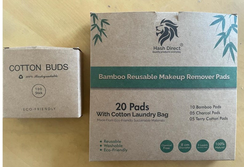 K&ouml;nnte beinhalten: Zwei Schachteln mit umweltfreundlichen Produkten. Die kleinere Schachtel ist braun und tr&auml;gt die Aufschrift "Cotton Buds 100% Biologisch abbaubar 100 Stick ECO-FRIENDLY". Die gr&ouml;&szlig;ere Schachtel ist braun und tr&auml;gt die Aufschrift "Hash Direct Quality products everyday Bamboo Reusable Makeup Remover Pads 20 Pads With Cotton Laundry Bag Made From Eco-Friendly Sustainable Materials 10 Bamboo Pads 05 Charcoal Pads 05 Terry Cotton Pads Reusable Washable Eco-Friendly Chemical Free 8 cm Durchmesser 3 Schichten 100% Nat&uuml;rlich".