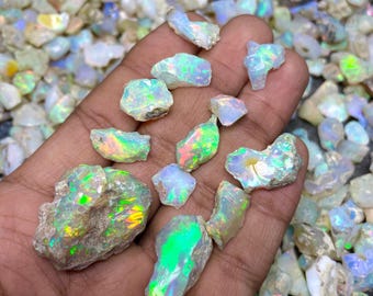 Ópalo etíope en bruto: colgantes de piedras preciosas con múltiples destellos, anillos y pendientes de piedra natal de octubre.