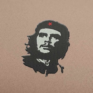 Puede incluir: Imagen bordada en blanco y negro de un hombre con barba que lleva una boina negra con una estrella roja.