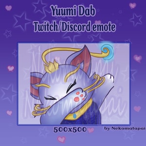Puede incluir: Un gato morado con una corona dorada y un halo azul hace un dab con su pata derecha. El gato está sobre un fondo morado con estrellas y corazones. El texto "Yuumi Dab" y "Twitch/Discord emote" está por encima del gato. El texto "500x500" y "by Nekomatapai" está debajo del gato.