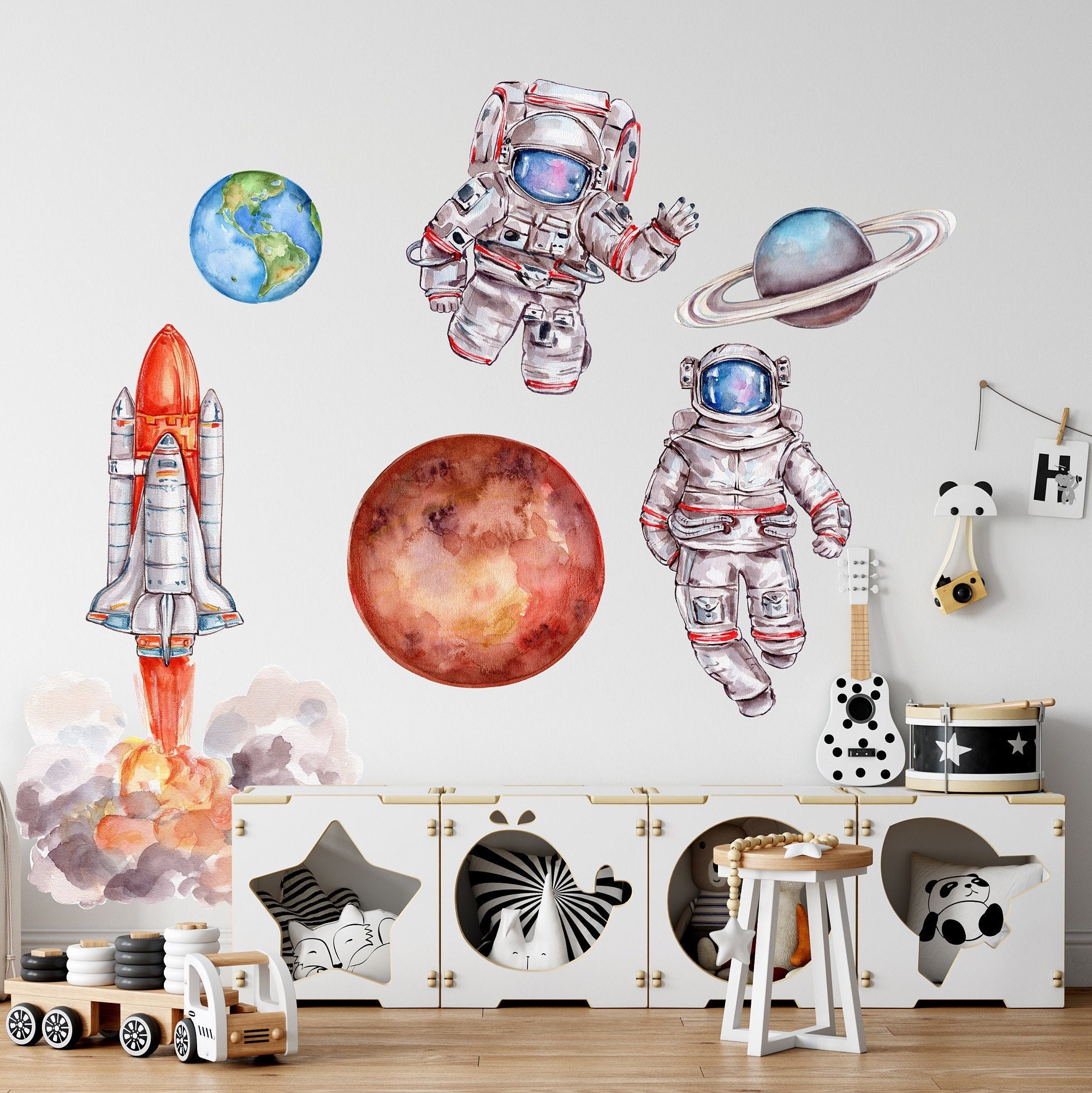 WandSticker4U®- XL Wandtattoo ASTRONAUT FLIEGT I Wandbilder: 84x125 cm I  Wandsticker Kinderzimmer Junge Planeten Weltall Weltraum Mond Aufkleber I  Wand Deko für Jugend-zimmer Jugendlich 