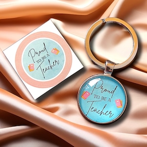 Set “Orgoglioso di essere un insegnante” - portachiavi & adesivo (+ astuccio digitale)