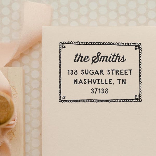 Bonito sello de dirección, sello de remitente con borde festoneado y corazones, sello autoentintable para invitación de boda, regalo de inauguración de la casa.