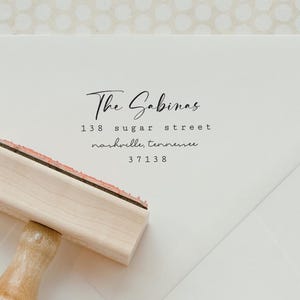 Retro kalligrafie adresstempel, handschrift en typemachine retouradresstempel, zelfinktende achternaamstempel, huwelijkscadeau, housewarmingcadeau