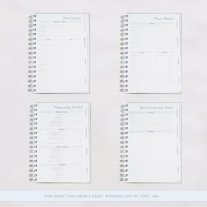 Puede incluir: Cuatro cuadernos de planificaci&oacute;n de bodas con espiral. Incluyen secciones como una lista de verificaci&oacute;n para la despedida de soltera, un planificador de m&uacute;sica, una lista de fotos y un tablero de inspiraci&oacute;n para floristas. Cuadernos blancos con texto y pesta&ntilde;as grises.