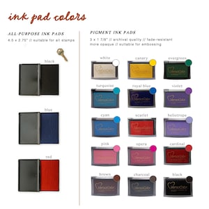 Peut inclure: Tampons d'encre de diff&eacute;rentes couleurs, notamment noir, blanc, bleu, rouge, turquoise, bleu royal, violet, cyan, &eacute;carlate, h&eacute;liotrope, rose, op&eacute;ra, cardinal, marron, charbon de bois et noir. Les tampons d'encre sont &eacute;tiquet&eacute;s "VersaColor" et conviennent &agrave; tous les tampons et au gaufrage.
