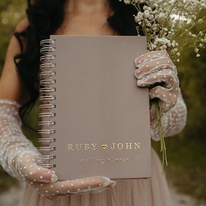 Minimalistischer Hochzeitsplaner, personalisiertes Hochzeitsplanerbuch, individuelles Goldfolien Brautpartygeschenk, Brautpartygeschenk für die Braut - Mocca