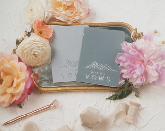 Folletos de votos matrimoniales en la montaña, Libros de votos matrimoniales de Colorado, Votos modernos en verde azulado para él y para ella, Votos personalizados, Lámina plateada - Julian