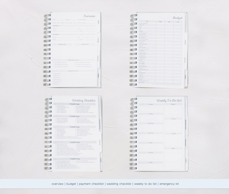 Puede incluir: Cuatro cuadernos de planificaci&oacute;n de bodas con espiral con secciones para Resumen, Presupuesto, Lista de verificaci&oacute;n de bodas y Lista de tareas semanales. Los cuadernos son blancos con texto y pesta&ntilde;as grises. El texto en la parte inferior de la imagen es: descripci&oacute;n general | presupuesto | lista de verificaci&oacute;n de pago | lista de verificaci&oacute;n de bodas | lista de tareas semanales | kit de emergencia.