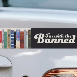 Sticker pour voiture - « I&#39;m with the Banned » - sticker vinyle pour voiture 20 x 5 cm - cadeau littéraire parfait pour les amateurs de lecture