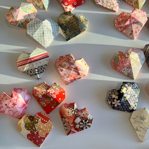 Coeurs en origami 3D fabriqués à la main, 5 ou 10 pièces de taille moyenne, avec Yuzen Washi japonais, cadeaux de mariage, cadeaux de la Saint-Valentin, coeurs en papier, enterrement de vie de jeune fille