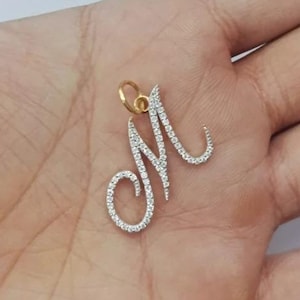 Colgante de moissanita con inicial en oro macizo de 14 quilates (23 x 21 mm). Dije con monograma de letra personalizado. Collar con alfabeto personalizado. Regalo de joyería de oro hecho a mano.