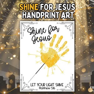 Op de afbeelding: Witte handafdruk kunstprint met de tekst "Shine for Jesus" en "Let Your Light Shine Matthew 5:16". De handafdruk is geel met een sterretjesontwerp. De achtergrond heeft een stadsgezicht en vuurwerk.