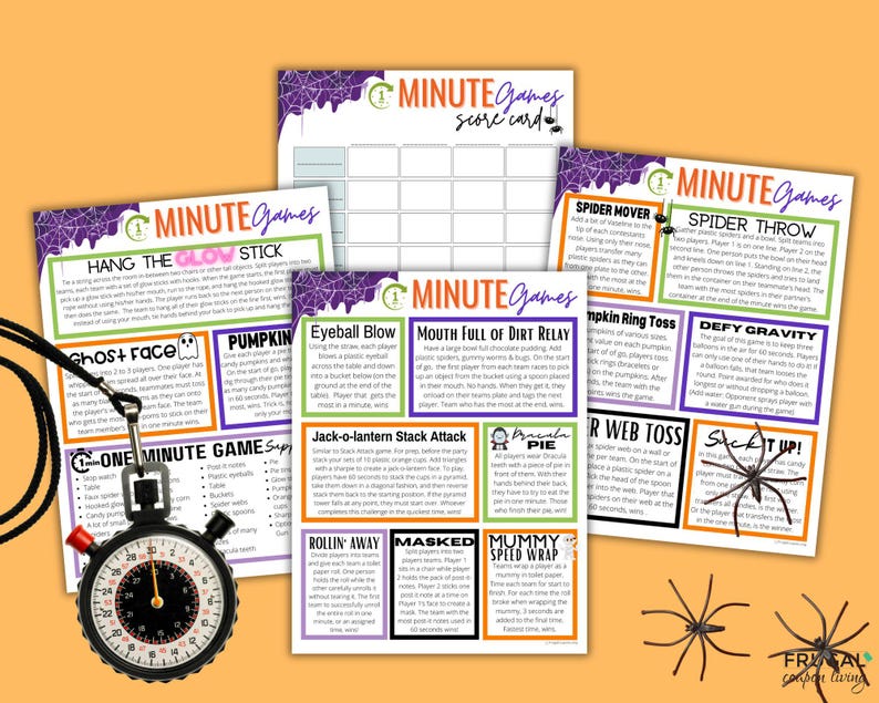 Op de afbeelding: Een verzameling Halloween-themafeestspel-afdrukken met een stopwatch. De spellen omvatten 'Hang the Glow Stick', 'Spider Throw' en 'Pumpkin Ring Toss'. De achtergrond is oranje met spinnen- en webafbeeldingen.