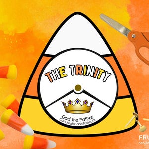 Könnte beinhalten: Ein Papierbastelbogen in Form eines Zuckermais-Bonbons mit einer zentralen runden Scheibe mit der Aufschrift THE TRINITY, einem Kronenmotiv und dem Text God the Father Our Creator and Protector, dazu eine orangefarbene Schere und Metallklammern.