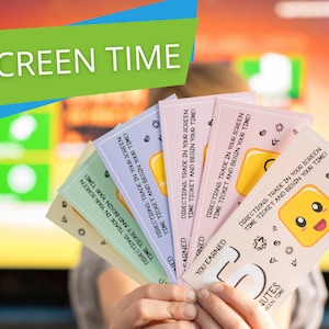Op de afbeelding: Een set van vijf kleurrijke tickets met de tekst "DIRECTIONS: TRADE IN YOUR SCREEN TIME TICKET AND BEGIN YOUR TIME!" en een cartoon smiley. De tickets zijn gelabeld "YOU EARNED 5 MINUTES SCREEN TIME".