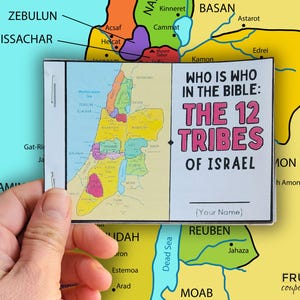 Pode incluir: Um mapa colorido das 12 Tribos de Israel com um t&iacute;tulo que diz "Quem &eacute; quem na B&iacute;blia: As 12 Tribos de Israel". O mapa &eacute; dividido em 12 se&ccedil;&otilde;es, cada uma representando uma tribo diferente. O mapa &eacute; rodeado por uma borda branca.