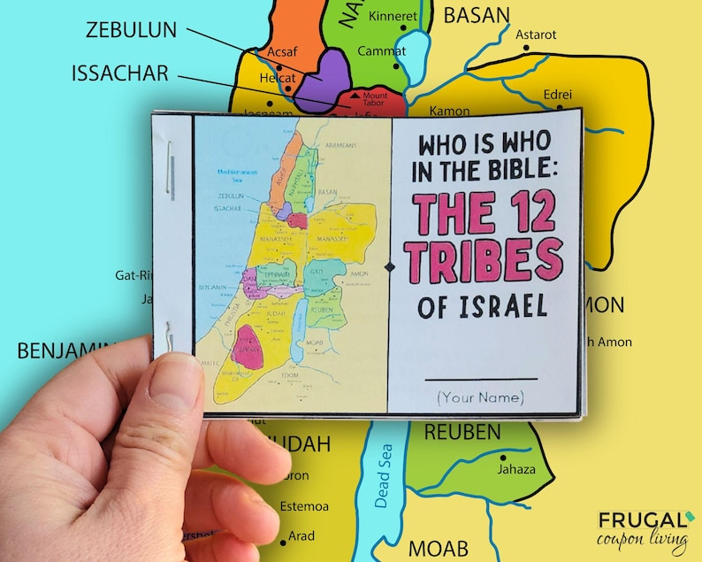 Pode incluir: Um mapa colorido das 12 Tribos de Israel com um t&iacute;tulo que diz "Quem &eacute; quem na B&iacute;blia: As 12 Tribos de Israel". O mapa &eacute; dividido em 12 se&ccedil;&otilde;es, cada uma representando uma tribo diferente. O mapa &eacute; rodeado por uma borda branca.
