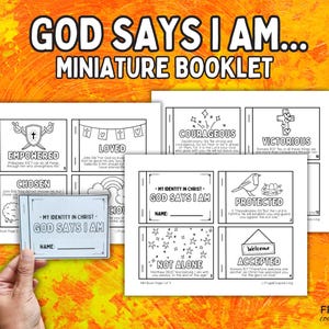 Puede incluir: Un folleto en miniatura titulado "GOD SAYS I AM..." con páginas que presentan mensajes e ilustraciones inspiradores. El folleto incluye frases como "Empowered", "Loved" y "Chosen". Una mano sostiene una tarjeta que dice "MY IDENTITY IN CHRIST - GOD SAYS I AM."