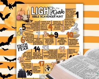 Könnte beinhalten: Ein Light in the Dark Bibel-Schnitzeljagd-Spielblatt mit nummerierten Fragen von 1 bis 18, Illustrationen von Kürbissen, einer Kerze, einem Skelett, einer Lampe und dem Text Faith Over Fear auf einem Hintergrund mit orangefarbenen Streifen und Fledermäusen.