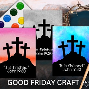 Könnte beinhalten: Drei schwarze Kreuze auf einem Hügel mit einem Sonnenuntergangshimmel im Hintergrund. Der Text "It is finished. John 19:30" steht unter den Kreuzen. Dies ist ein Bastelprojekt für Karfreitag.