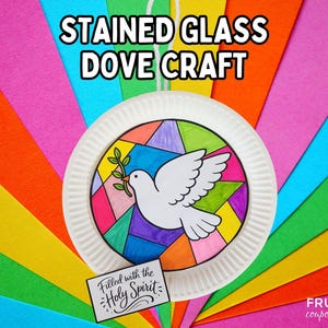Könnte beinhalten: Ein Bastelprojekt auf einem Pappteller mit einem Buntglas-Tauben-Design. Die Taube, die einen Olivenzweig hält, ist von bunten geometrischen Formen umgeben. Der Text oben lautet "STAINED GLASS DOVE CRAFT". Eine kleine Karte sagt "Filled with the Holy Spirit".
