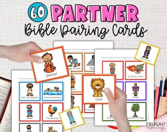 Puede incluir: Un conjunto de 60 tarjetas de emparejamiento bíblico con ilustraciones coloridas de figuras y símbolos bíblicos. Las tarjetas incluyen etiquetas como Daniel, León, Abraham y Sarah, presentadas en hojas imprimibles con bordes de varios colores.