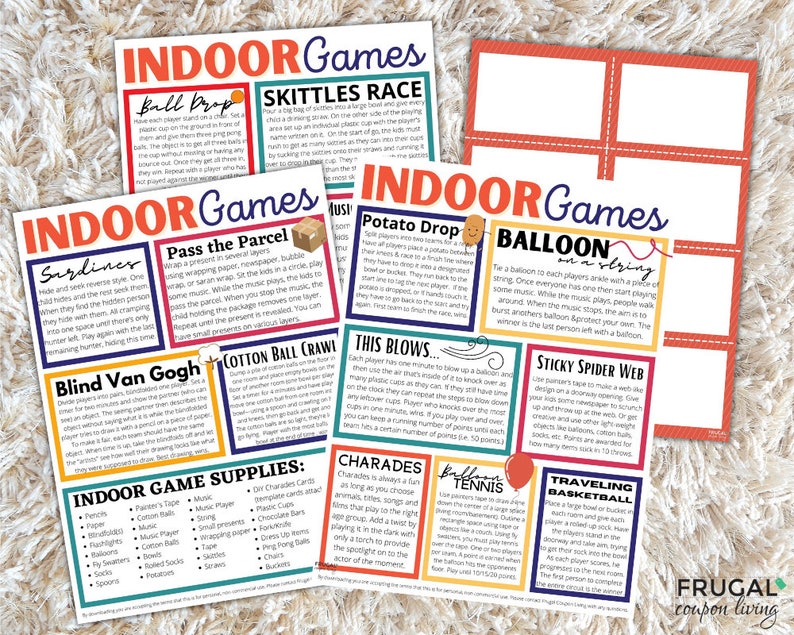 Op de afbeelding: Kleurrijke bedrukte vellen met instructies voor diverse binnenspellen, waaronder "Ball Drop", "Skittles Race" en "Sardines". De vellen bevatten ook een lijst met spelmateriaal zoals potloden, muziekspelers en charadekaarten. De tekst "INDOOR GAMES" staat bovenaan.